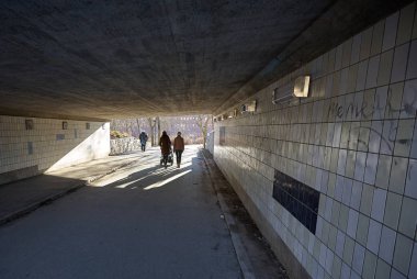 Stockholm 'deki insanlarla beton altgeçit