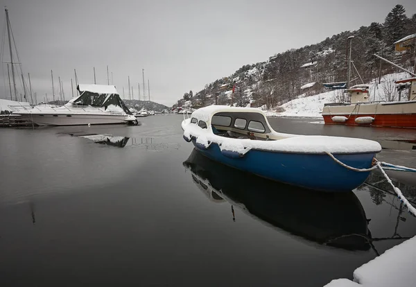 Lago Ghiacciato Con Barche Sullo Sfondo — Foto Stock