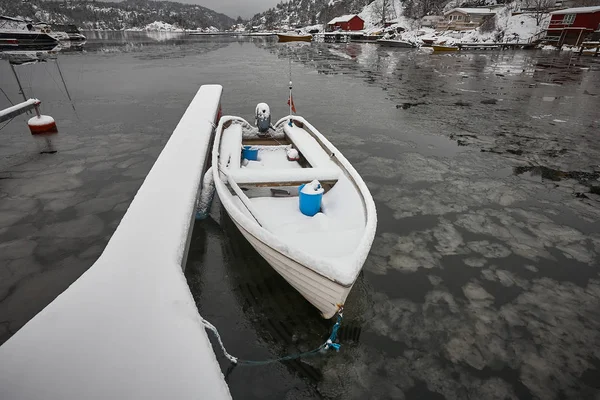 Fryst Sjö Med Båt Bakgrunden — Stockfoto