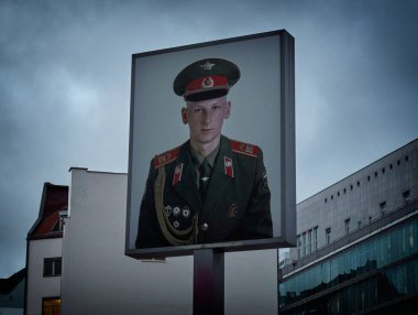 Berlin 'de mavi gökyüzüne karşı Charlie kontrol noktası.