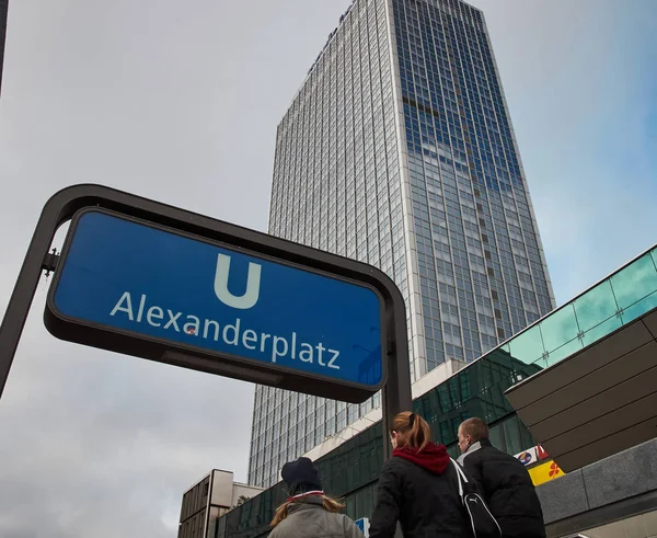 Πινακίδα Σταθμού Alexanderplatz Bahn Και Τηλεοπτικός Πύργος Βερολίνου Στο Βερολίνο — Φωτογραφία Αρχείου