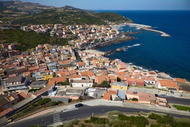 Sardunya 'daki kıyı kasabası manzarası