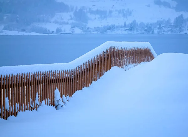 Valla Amarilla Con Nieve Sobre Fondo — Foto de Stock