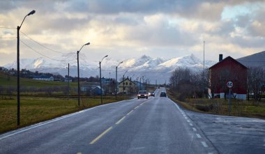 Lofoten Adası, Norveç 'teki görkemli manzaralı bir yol.