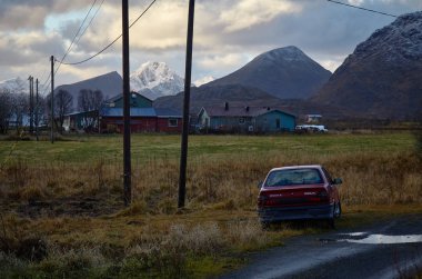 Lofoten Adası, Norveç 'teki görkemli manzaralı bir yol.
