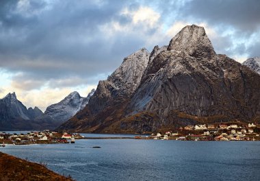 Norveç, Lofoten Adası 'ndaki görkemli manzaranın manzarası