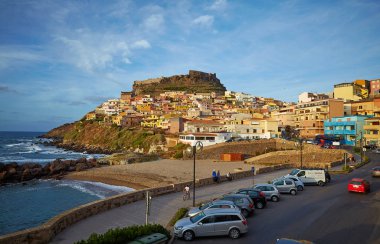 Deniz kenarındaki kentsel mimari manzaranın manzarası