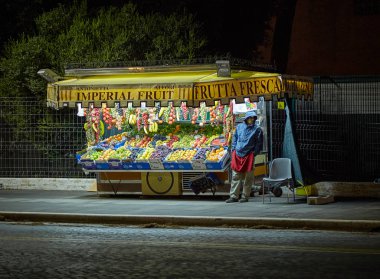 Roma, İtalya 'nın sokak pazarı yakınlarındaki bir adamın manzarası