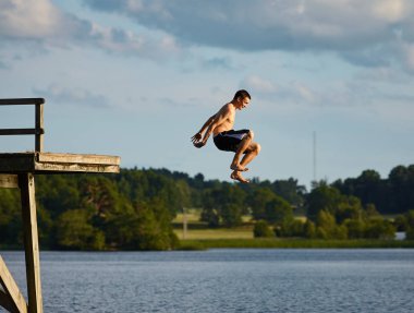 Suya atlayan adamın manzarası