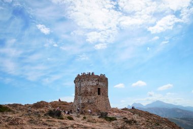 Sardunya, İtalya 'da kale ile güzel doğa manzarası 