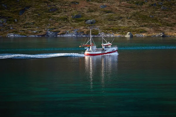 Norveç Lofoten Adası Ndaki Gemiyle Görkemli Manzaranın Manzarası — Stok fotoğraf