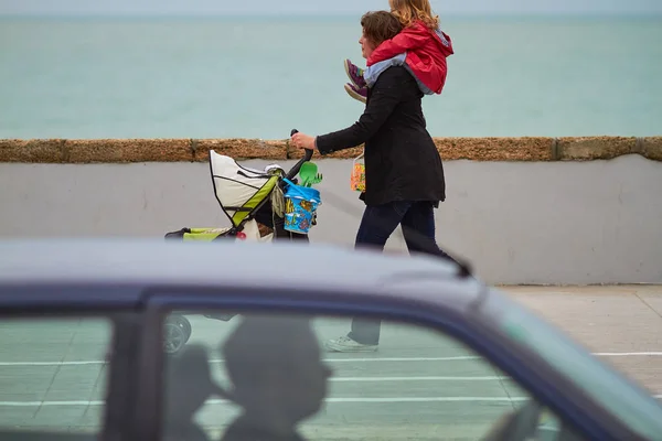 Malerische Ansicht Einer Frau Mit Kindern Auf Der Straße — Stockfoto