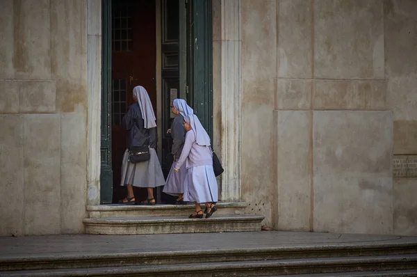 Nunnat Tulevat Rakennukseen Roomassa Italiassa — kuvapankkivalokuva