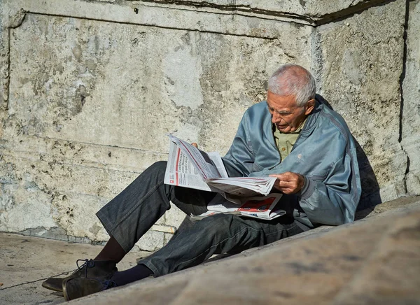 Priveliște Pitorească Omului Care Citește Hârtie Stradă — Fotografie, imagine de stoc