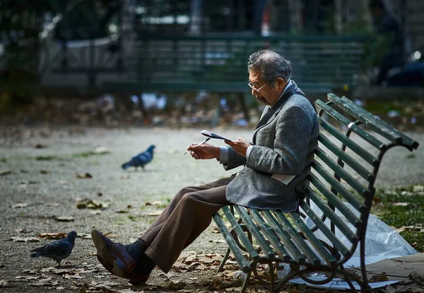 公園のベンチに座っている男の風景 — ストック写真