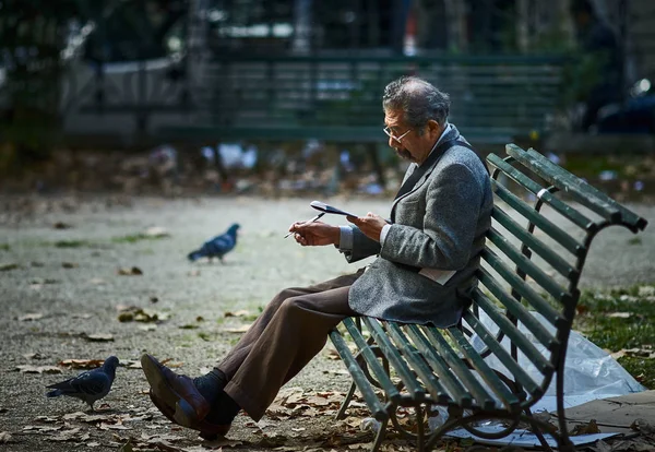 Vista Panorâmica Homem Sentado Banco Parque — Fotografia de Stock