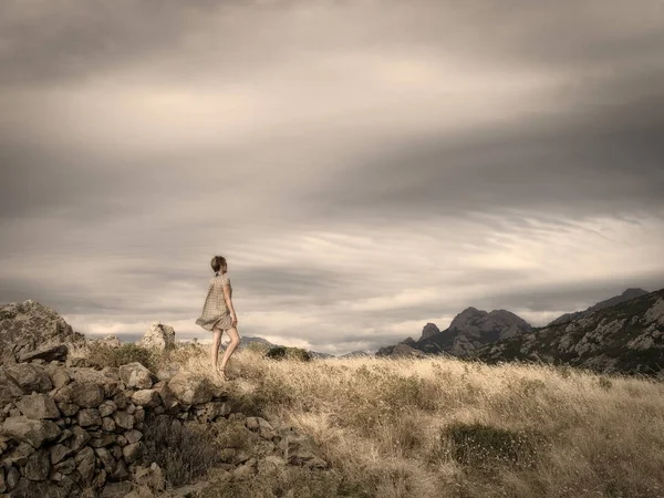 Vista Panorámica Chica Contra Paisaje Majestuoso — Foto de Stock