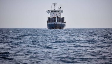 Mavi denizde yüzen kargo gemisinin manzarası 