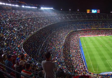Futbol taraftarları Santiago Bernabeu Stadyumu Madrid, İspanya 'da maç izliyor