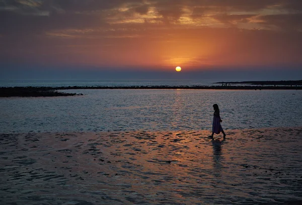 Vista Pitoresca Menina Andando Praia Durante Pôr Sol Cádiz Espanha — Fotografia de Stock