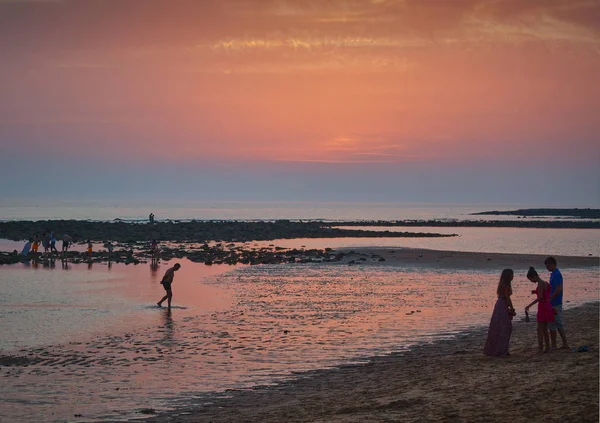 Pessoas Caminhando Costa Mar Pôr Sol Cádiz Espanha — Fotografia de Stock