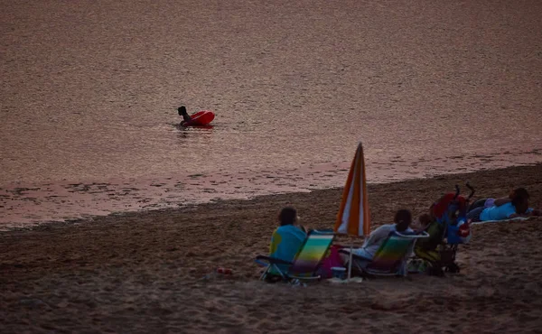 Pessoas Relaxando Costa Mar Pôr Sol Cádiz Espanha — Fotografia de Stock