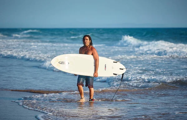 Surfer Holding Surfboard Walking Seashore Sunny Day — Stock Photo, Image