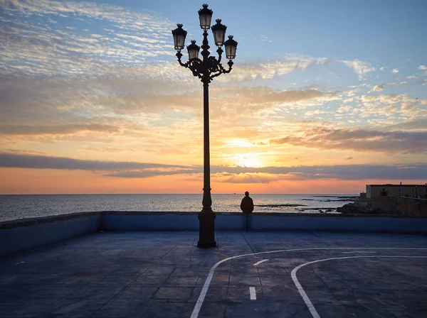 Siluetă Bărbat Uitându Malul Mării Timp Stătea Malul Mării Cadiz — Fotografie, imagine de stoc