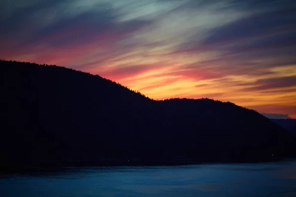 Picturesque View Dark Sea Surface Silhouette Hill Sunrise — Stock Photo, Image