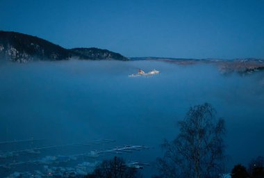 Drobak, Norveç, Avrupa 'da gece deniz suyu üzerinde gemi turu.