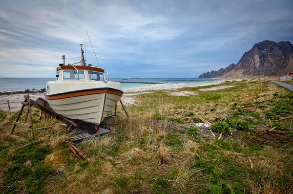 Łódź Zacumowana Brzegu Bleik Okręg Nordland Norwegia Europa — Zdjęcie stockowe