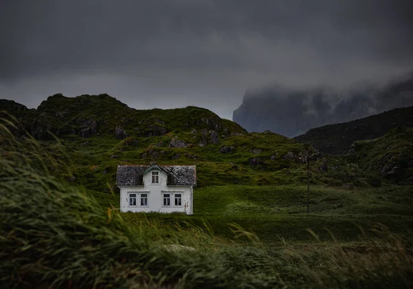 Paisagem Escandinava Com Prado Verde Nas Montanhas Casa Solitária Hovden — Fotografia de Stock