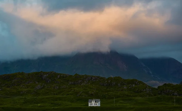 Ландшафт Скандинавии Зеленой Медой Горах Одиноким Домом Ховдене Быкле Уезд — стоковое фото
