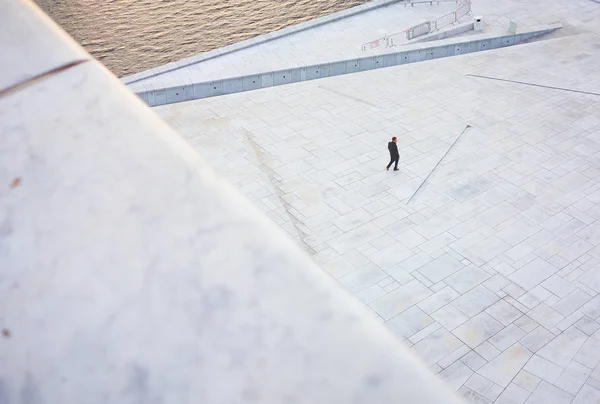 Luftaufnahme Einer Unkenntlichen Person Die Auf Einem Modernen Platz Norwegen — Stockfoto
