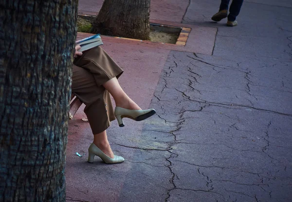 Beine Einer Stilvollen Frau Auf Bank Auf Der Straße Konserven — Stockfoto