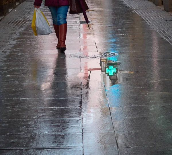 Nahaufnahme Der Beine Einer Frau Auf Nasser Straße Cadiz Spanien — Stockfoto