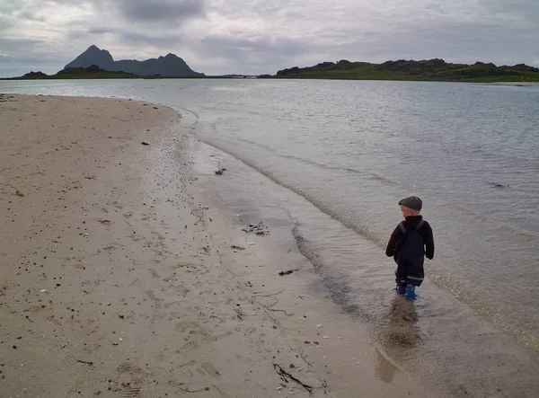 Ragazzo Scandinavo Che Cammina Sulla Riva Del Mare Con Sabbia — Foto Stock