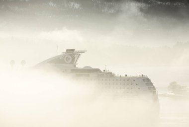 Drobak, Norveç, Avrupa 'da sisli havada deniz suyu üzerinde seyir gemisi