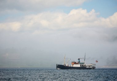 Drobaksundet, Drobak, Norveç, Avrupa 'da deniz suyu üzerinde sanayi gemisi