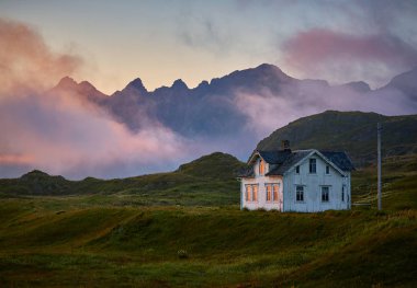 Geleneksel eski ev Hovden i Vesteralen ile dağlar manzarası, Kuzey Norveç, Avrupa