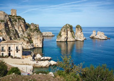 Kayalar, Sicilya, İtalya ve Avrupa 'da kıyı ve deniz suyu üzerindeki eski villa binaları.