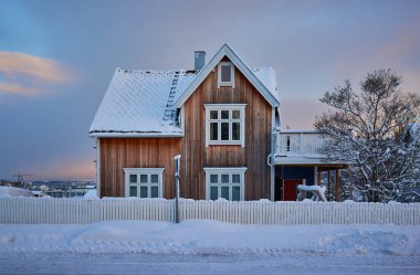 Harstad, Kuzey Norveç, Avrupa 'da kış mevsiminde geleneksel ev