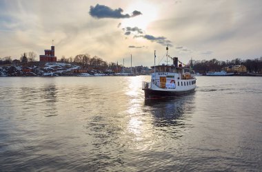 Turistler gün batımında Stockholm, İsveç ve Avrupa 'da su üzerinde seyahat ediyorlar.                               