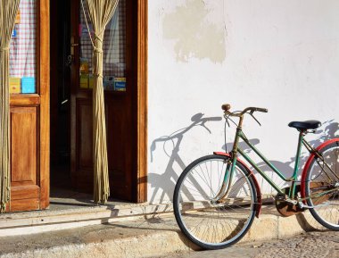 Bisiklet Sicilya, İtalya ve Avrupa 'da cadde kenarına park edilmiş.