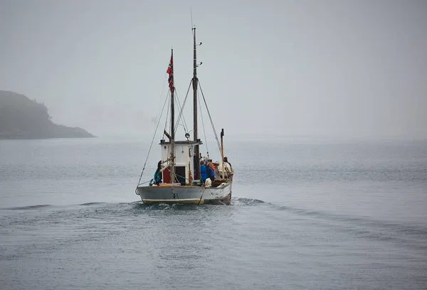Expediční Loď Turisty Mořské Vodě Severním Norsku Evropa — Stock fotografie