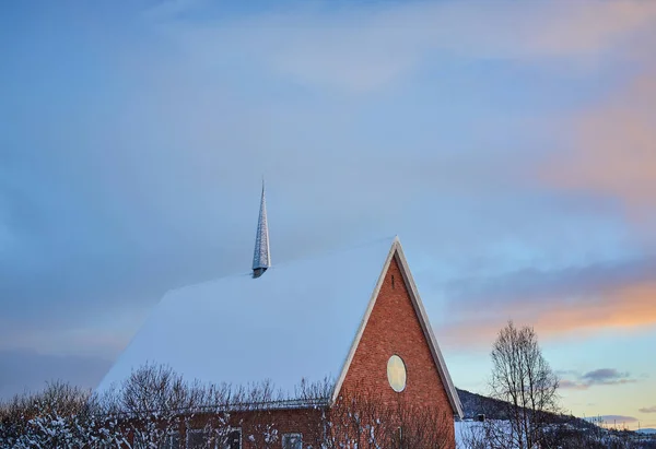 Παραδοσιακή Αρχιτεκτονική Της Τοπικής Εκκλησίας Κατά Χειμερινή Περίοδο Στο Harstad — Φωτογραφία Αρχείου
