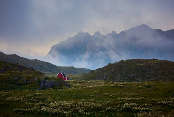 Paesaggio Montano Con Edificio Tradizionale Rosso Nel Nord Della Norvegia — Foto Stock