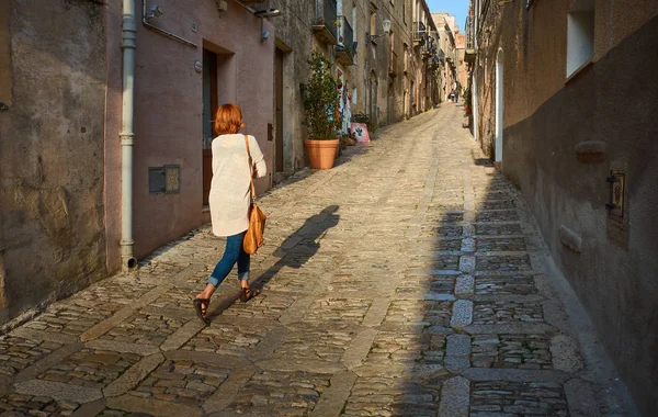 Touristin Läuft Bei Sonnenuntergang Auf Der Straße Sizilien Italien Europa — Stockfoto