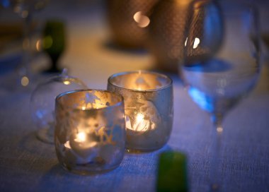    Noel masasında ışıklar ve cam.                                