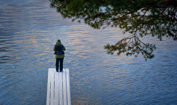 Oigenkännligt Manligt Fiske Träbrygga Vid Fortfarande Naturskön Lantlig Sjö Kyligt — Stockfoto